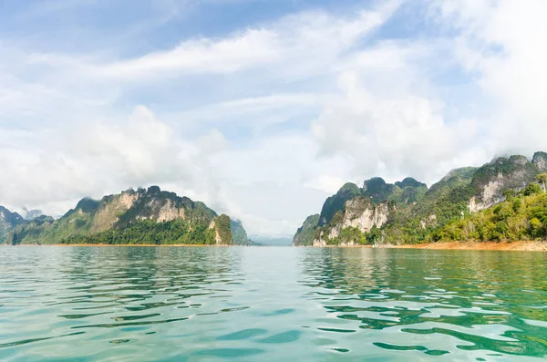 Vackra Och Gröna Sjön Sommar Ratchaprapha Dammen Khao Sok Nationalpark — Stockfoto