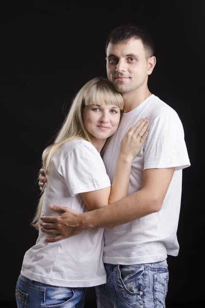 Retrato Meio Comprimento Jovem Casal Tipo Abraçar Uma Rapariga Estúdio — Fotografia de Stock