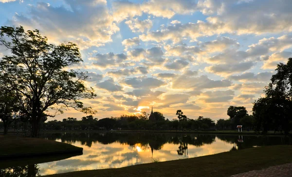 Belo Nascer Sol Parque Histórico Sukhothai Tailândia — Fotografia de Stock