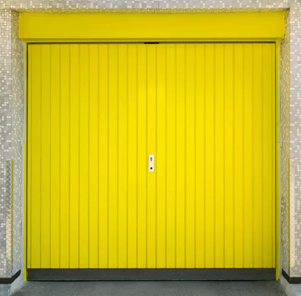 Porta Garagem Amarela Hora Dia — Fotografia de Stock