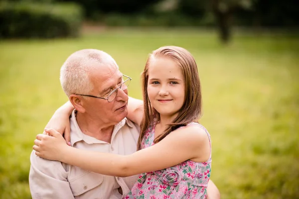 Sonriente Niña Abrazando Abuelo Feliz Outdor Naturaleza —  Fotos de Stock