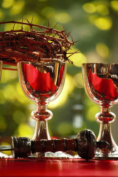 Chalices Con Corona Espinas Una Materia Roja —  Fotos de Stock