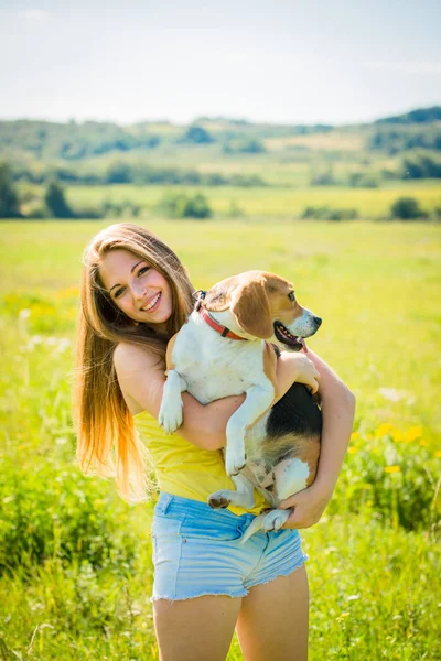 Porträt Einer Jungen Frau Mit Ihrem Haustier Beagle Hund Draußen — Stockfoto