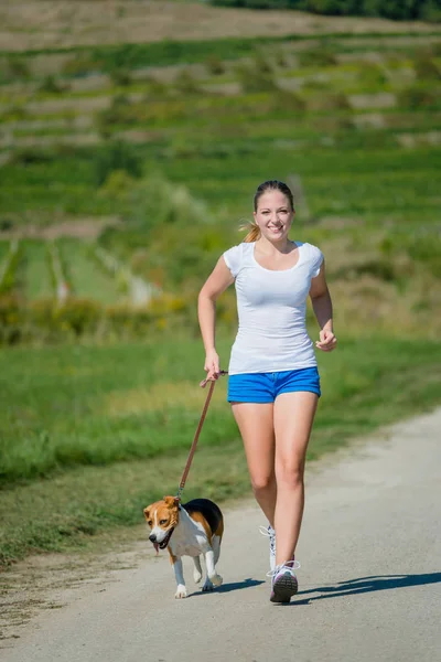 Linda Menina Adolescente Correndo Com Seu Animal Estimação Cão Beagle — Fotografia de Stock