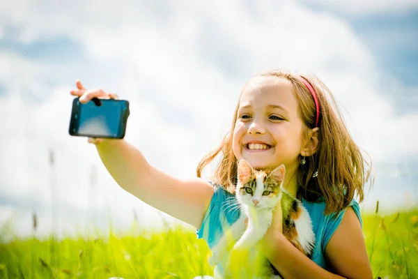 Kind Fotograferen Met Mobiele Telefoon Camera Van Haarzelf Haar Kat — Stockfoto