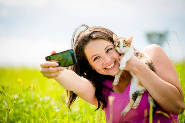 Frau Fotografiert Sich Und Ihre Katze Mit Handykamera Draußen Der — Stockfoto