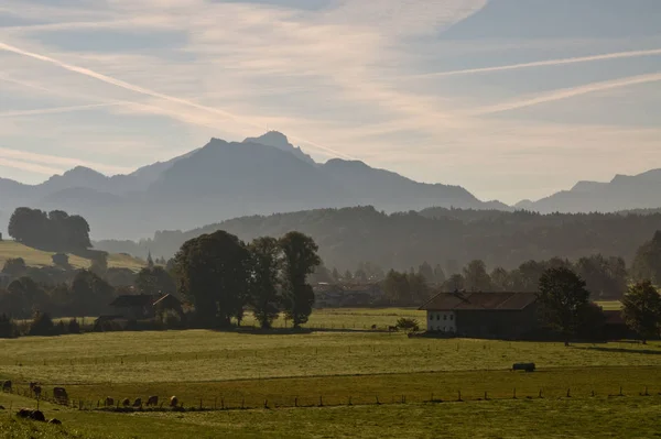 朝早くに高山の麓にあるウェンデルシュタインを見ると — ストック写真