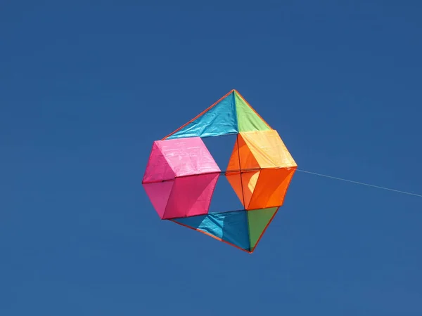 Origami Vlieger Blauwe Lucht Achtergrond — Stockfoto