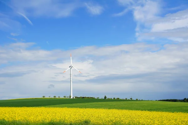 Naturskön Utsikt Över Landskapet Med Väderkvarnsbyggnad — Stockfoto