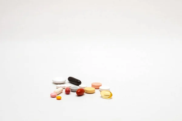 Vários Comprimidos Coloridos Isolados — Fotografia de Stock