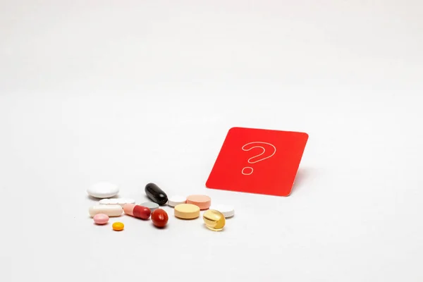 Varias Tabletas Colores Con Signo Rojo Interrogación Aisladas — Foto de Stock