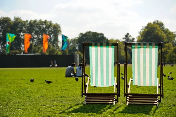 Ξαπλώστρες Δωρεάν Στο Πάρκο Hyde Στο Λονδίνο — Φωτογραφία Αρχείου