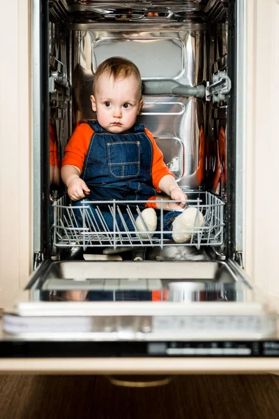 Симпатичный Ребенок Сидит Пустой Посудомоечной Машине Планшетом — стоковое фото