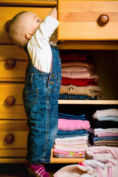 Bebê Joga Fora Roupas Móveis Madeira Casa — Fotografia de Stock