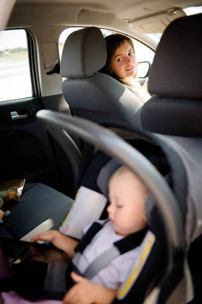 Мать Ребенок Автомобиле Матери Сидя Заднем Сиденье Играя Планшетным Автомобилем — стоковое фото