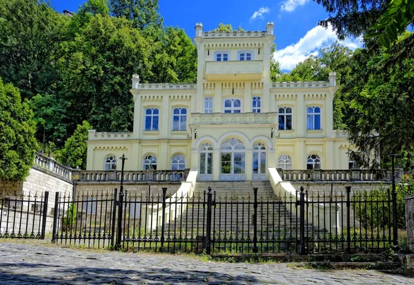 Palats Visegrad Ungern Magnifik Arkitektur Sol Blå Himmel Och Moln — Stockfoto