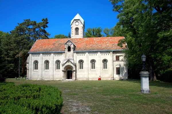 Scloss Capilla Estilo Neoromanichen Arboreto Cielo Azul Sol Ilumina Arquitectura — Foto de Stock