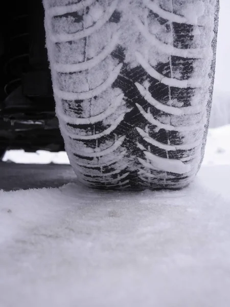 Ένα Ελαστικό Αυτοκινήτου Αφήνει Ίχνη Στο Χιόνι Και Χιόνι Συσσωρεύεται — Φωτογραφία Αρχείου