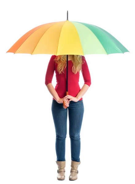 Eine Schüchterne Frau Versteckt Sich Unter Einem Bunten Regenschirm — Stockfoto