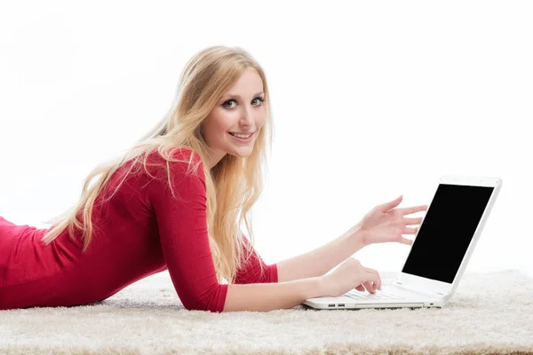 Uma Mulher Encontra Posição Abdominal Laptop — Fotografia de Stock