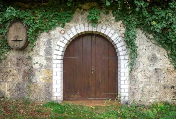 ワイン貯蔵庫の丸木の門 — ストック写真