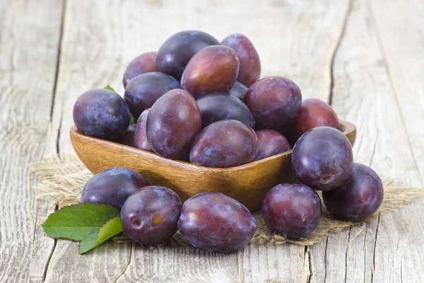 Frische Pflaumen Einer Schüssel Auf Altem Holzgrund — Stockfoto