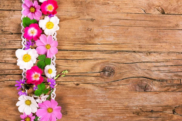 Blumen Auf Holz Raum Für Text — Stockfoto