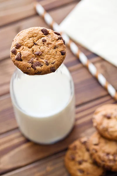 Шоколадное Печенье Молоко Банке — стоковое фото