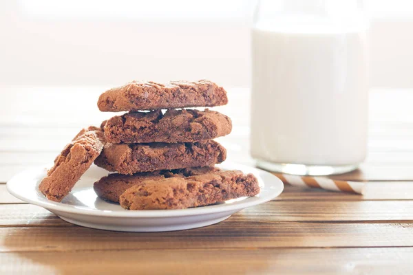 Schokoladenbrownies Und Milch Auf Holztisch — Stockfoto