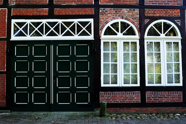 Ein Altes Restauriertes Holztor Mit Bogenfenstern — Stockfoto