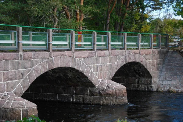 Παλιό Γεφύρι Καμάρες Πάνω Από Ένα Μικρό Ποτάμι Ένα Καταπράσινο — Φωτογραφία Αρχείου