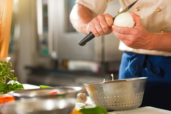 Aşçı Karı Koca Bir Restoranda Otel Mutfağında Aşçı Tabakları Dekore — Stok fotoğraf