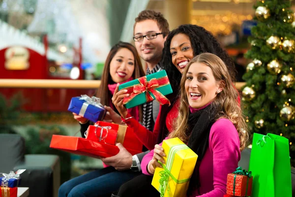 Arkadaşlar Alışveriş Merkezinde Hediyelerle Noel Alışverişi Yapıyor — Stok fotoğraf