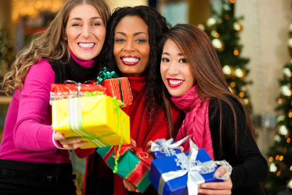 Vrienden Kerst Winkelen Met Geschenken Winkelcentrum — Stockfoto