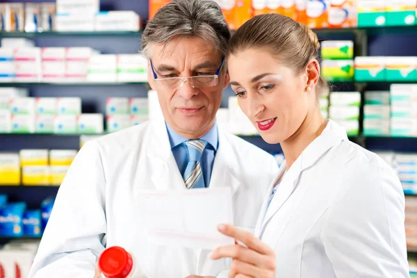 Farmacêuticos Farmácia Com Medicamento Mão Estão Consultando — Fotografia de Stock