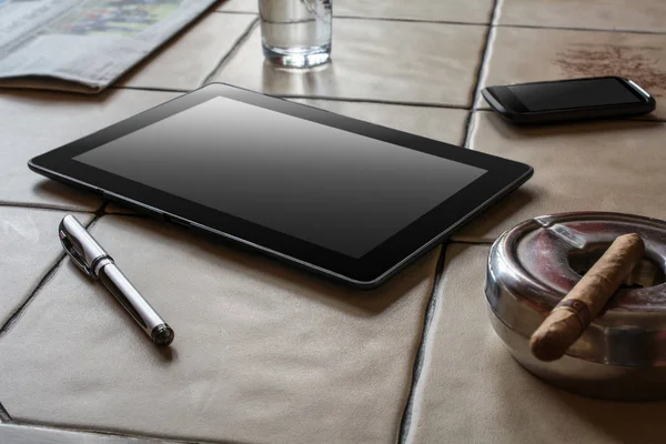 Geschäft Mit Tablet Smartphone Und Zigarre — Stockfoto