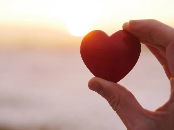 Hand Houden Hart Achtergrond Van Zonsondergang Hemel — Stockfoto