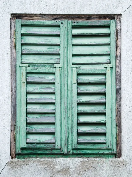 Främre Gammal Väderbiten Gröna Fönsterluckor Med Avflagning Färg Grå Fasad — Stockfoto