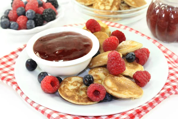 Poffertjes Cuits Four Aux Framboises Aux Bleuets — Photo