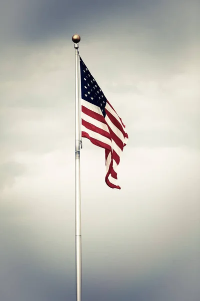 Färg Bild Den Amerikanska Flaggan Mot Molnig Himmel — Stockfoto
