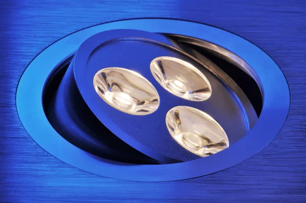 Μακροεντολή Λεπτομέρεια Από Ένα Ζεστό Λευκό Τριπλό Οδήγησε Μπλε Φως — Φωτογραφία Αρχείου