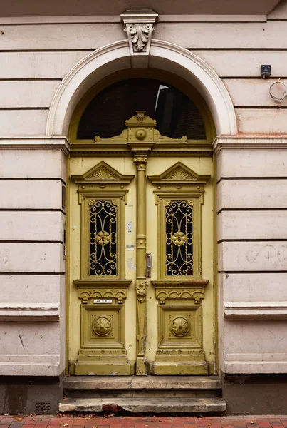 Μια Παλιά Πόρτα Εισόδου Ενός Παλιού Σπιτιού — Φωτογραφία Αρχείου