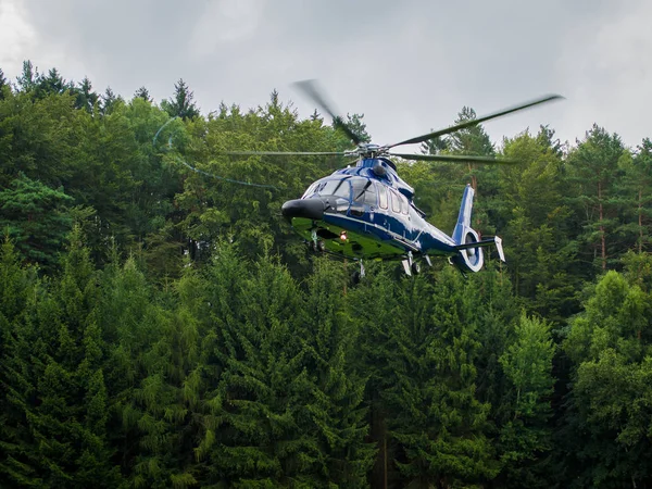 Vista Aérea Helicóptero Voando Nas Montanhas — Fotografia de Stock