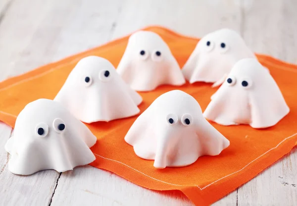 Los Atemorizantes Fantasmas Verdugos Halloween Blancos Comestibles Buscan Aperitivos Para — Foto de Stock