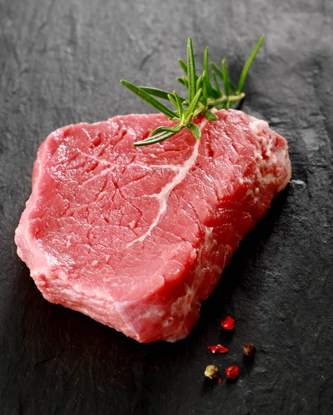 Portion Saine Steak Boeuf Maigre Non Cuit Garni Brin Romarin — Photo