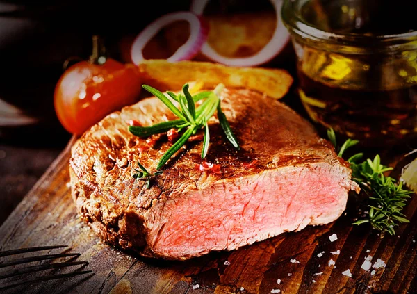 Delicioso Bife Carne Rara Grelhado Uma Tábua Cortar Uma Cozinha — Fotografia de Stock