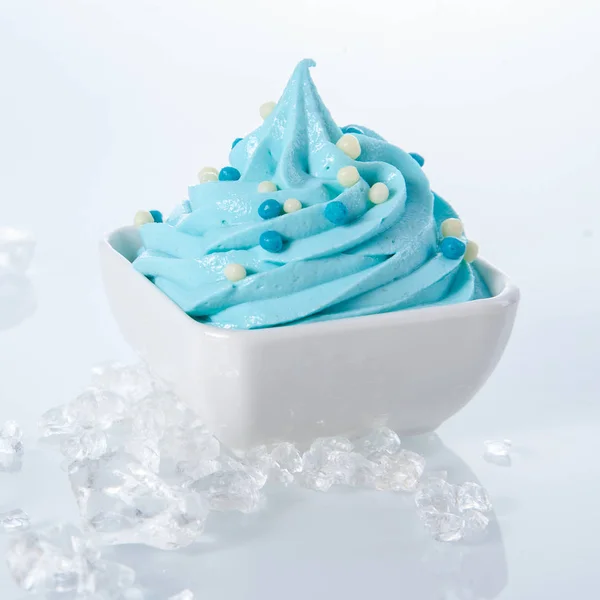 白い背景に閉じ込められた氷に囲まれたボウルの上の冷凍おいしいヨーグルト — ストック写真