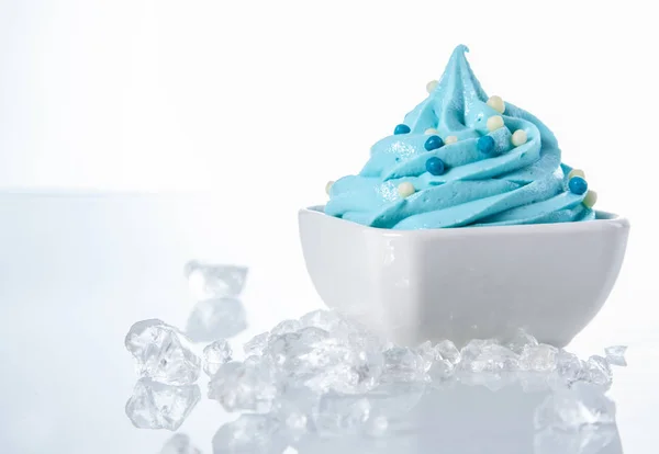 Yogurt Helado Blanco Con Cubos Hielo Sides Aislado Sobre Blanco — Foto de Stock