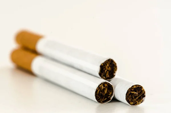 Cigarrillos Aislados Sobre Fondo Blanco — Foto de Stock