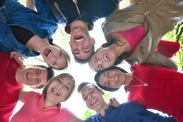 Feliz Grupo Sonriente Jóvenes Amigos Que Quedan Juntos Aire Libre —  Fotos de Stock